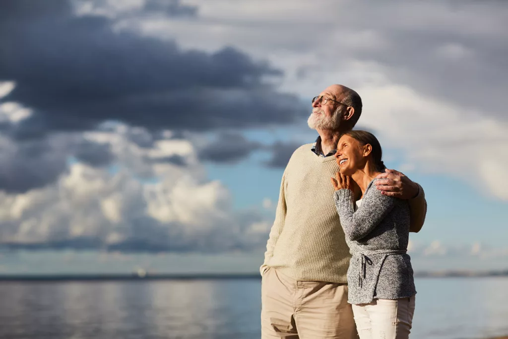 Pareja feliz tras contratar una hipoteca inversa